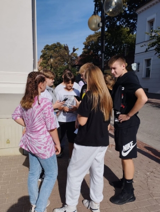 uczniowie podczas rozwiązywania zadań