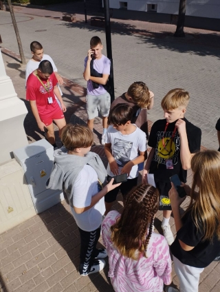 uczniowie podczas rozwiązywania zadań