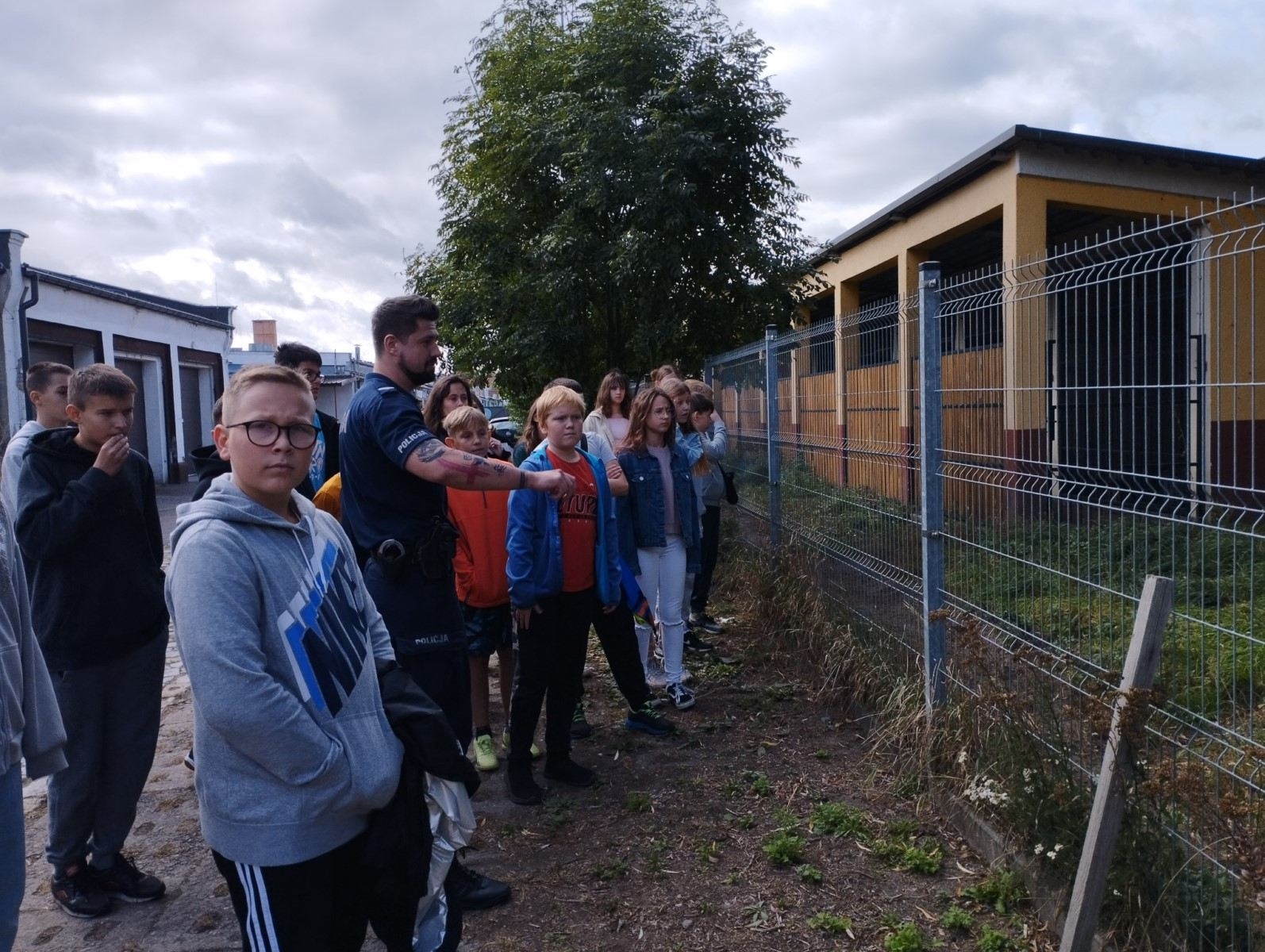 Pan Policjant prezentuje psa policyjnego