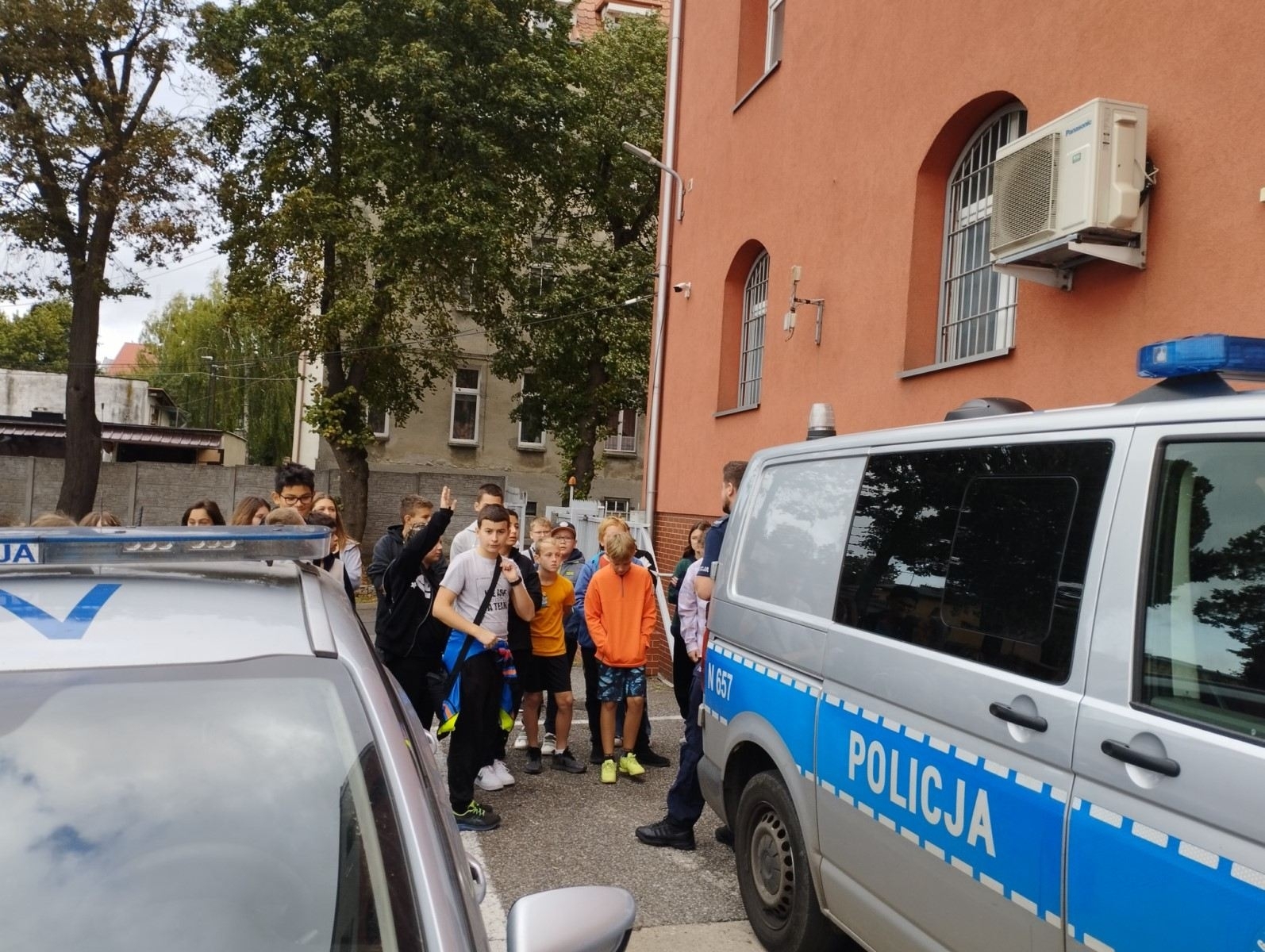 Pan Policjant prezentuje policyjne pojazdy