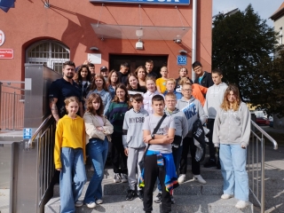 zdjęcie grupowe 6c przez Komendą