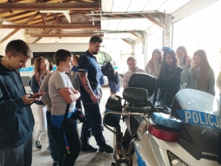 Pan Policjant prezentuje policyjne pojazdy