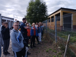 Pan Policjant prezentuje psa policyjnego