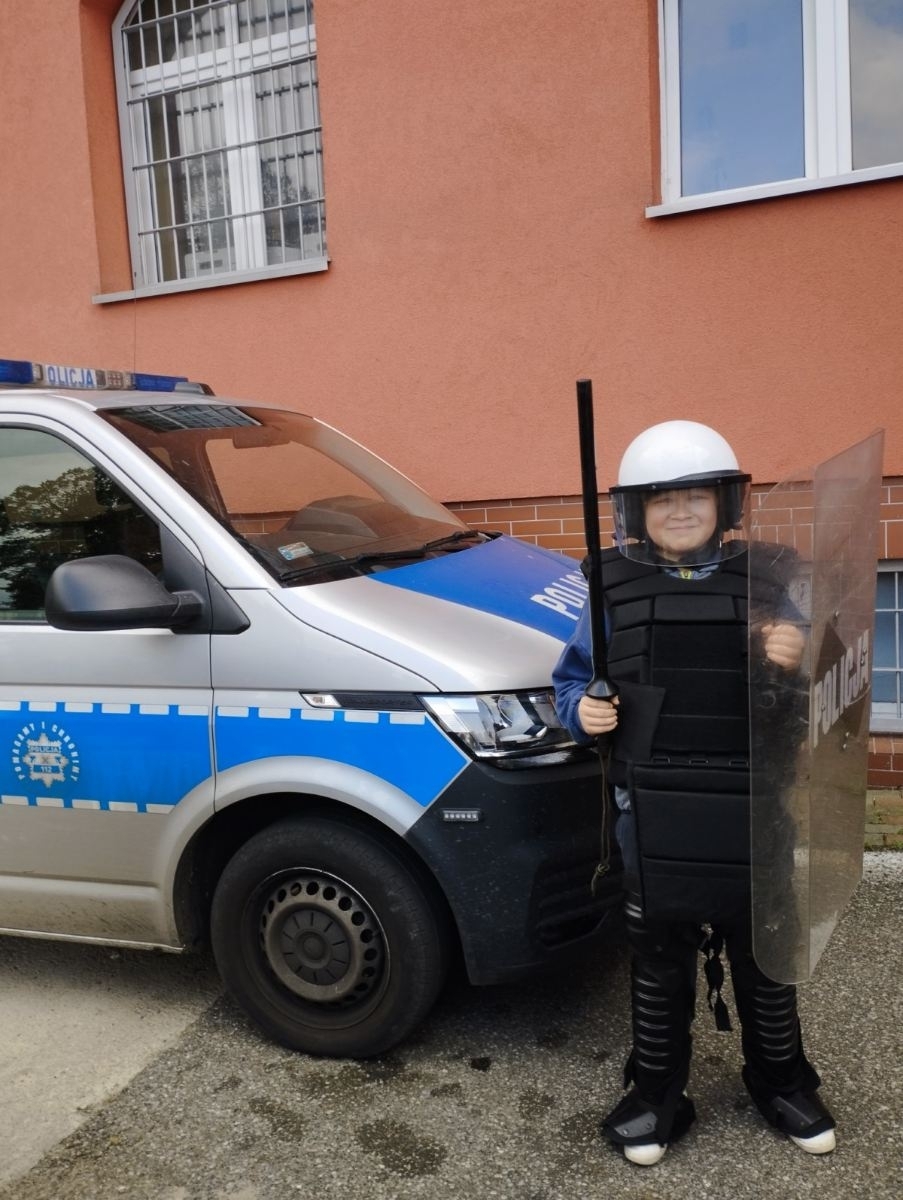 Ignaś ubrany w strój obronny