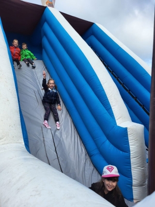 Dzieci na dmuchańcu