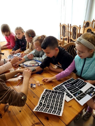Dzieci robią tatuaże