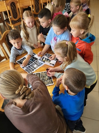 Dzieci robią tatuaże