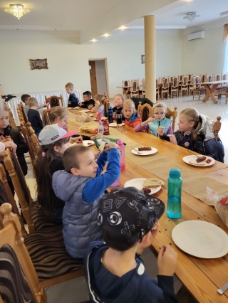 Dzieci jedzące kiełbaski