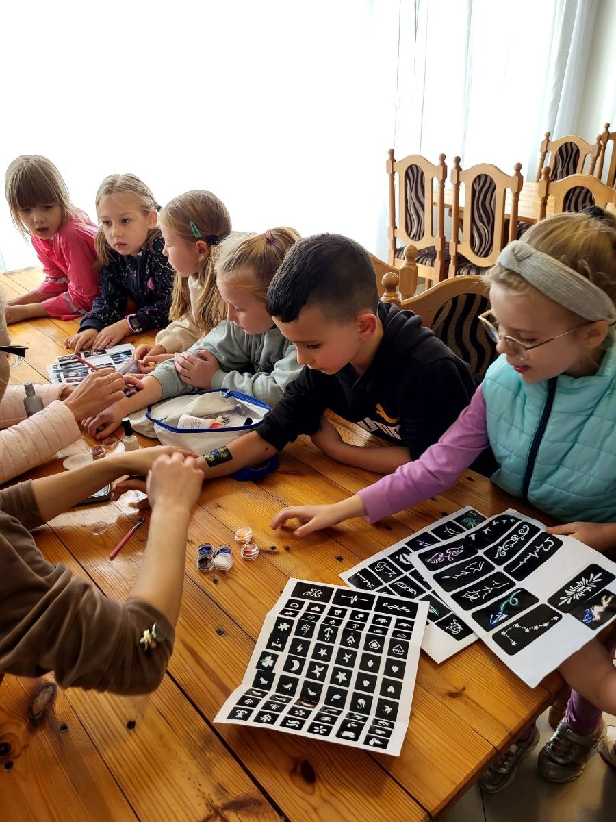 Dzieci robią tatuaże