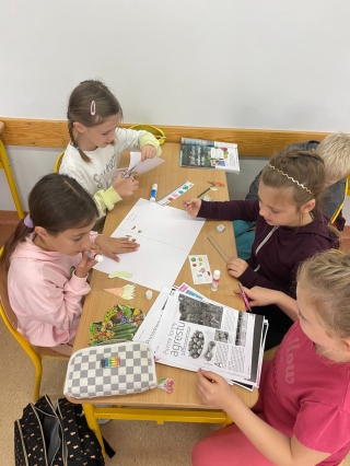 Dzieci robią plakat