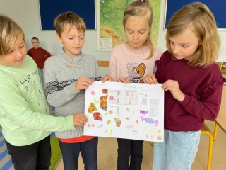 Dzieci prezentują plakat