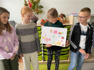 Dzieci prezentują plakat