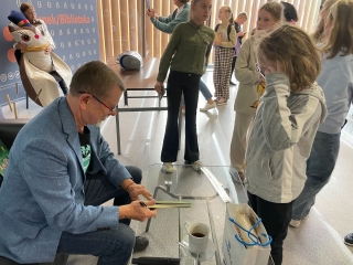 Andrzej Grabowski podpisuje ksiażki