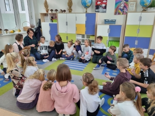 dzieci siedzące w kole