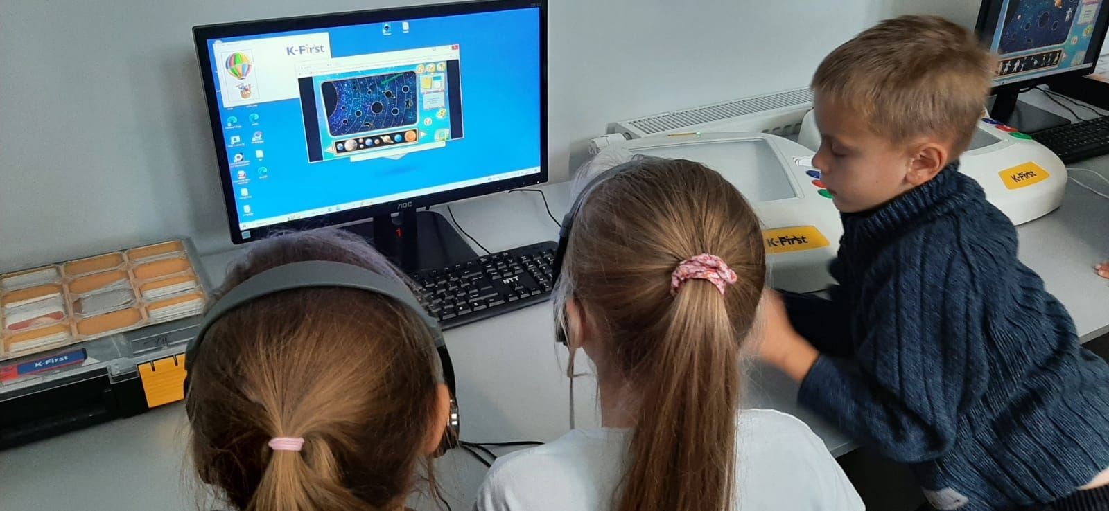 Dzieci przy komputerach