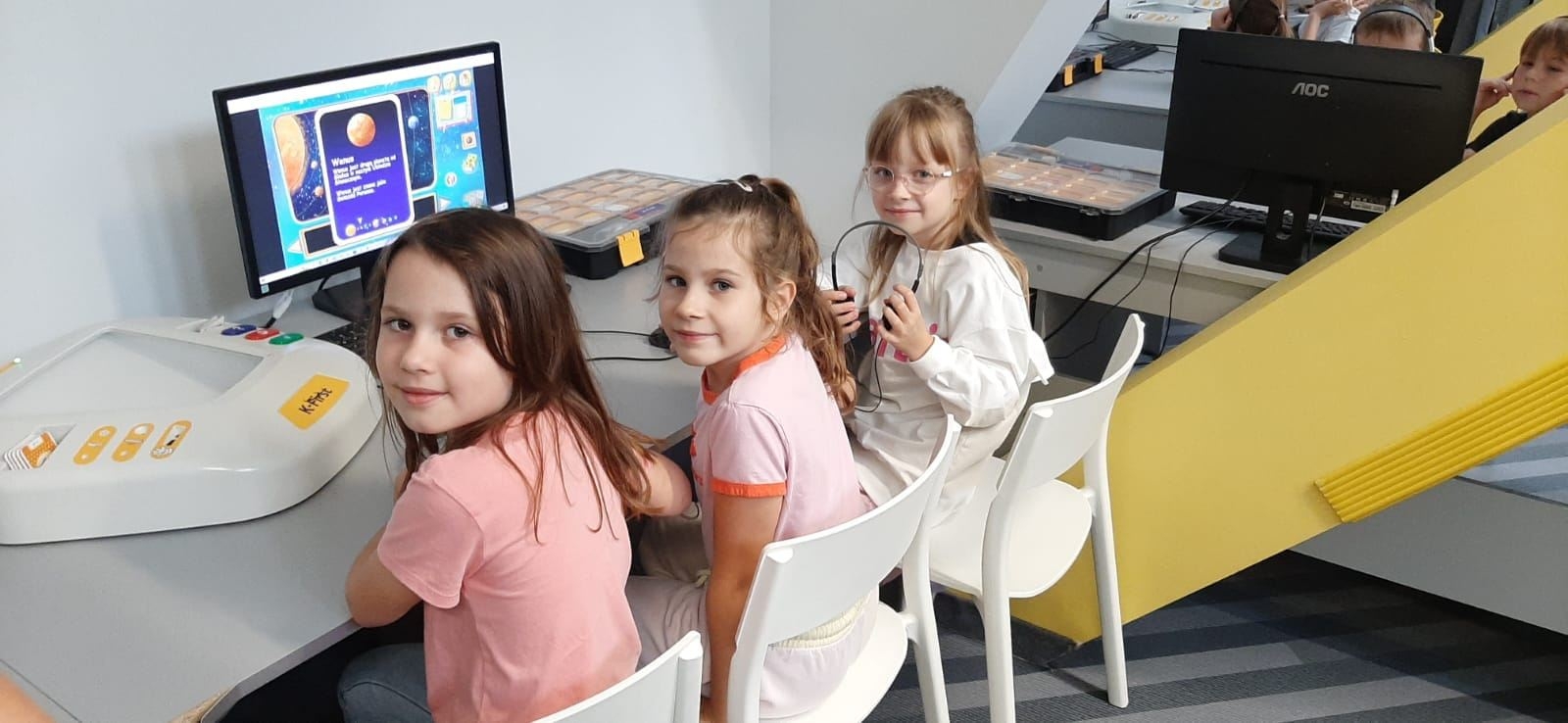 Dzieci przy komputerach