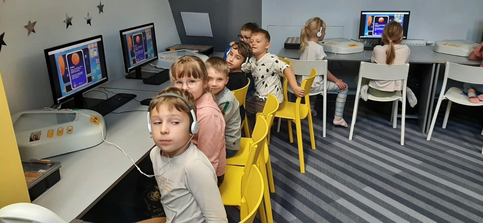 Dzieci przy komputerach