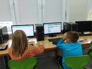 uczniowie podczas kodowania