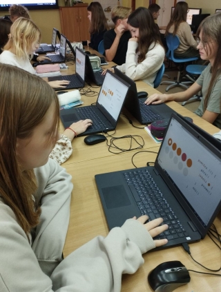 uczniowie podczas kodowania