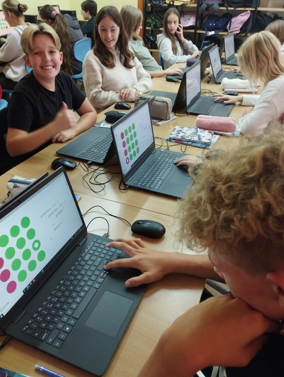 uczniowie podczas kodowania