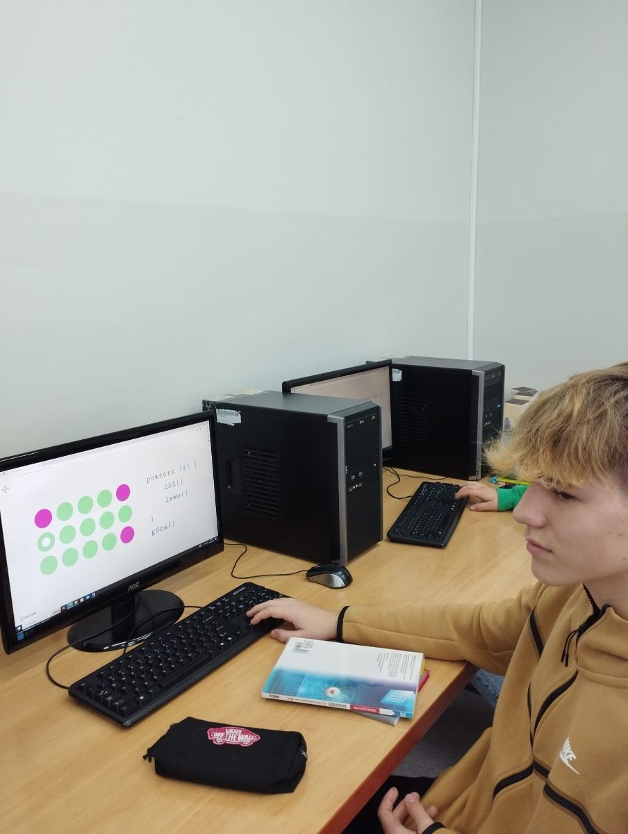 uczniowie podczas kodowania