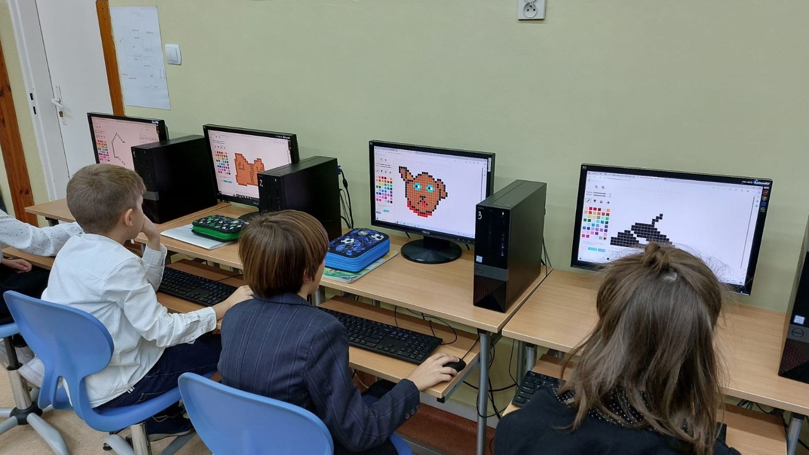 uczniowie 3a podczas kodowania
