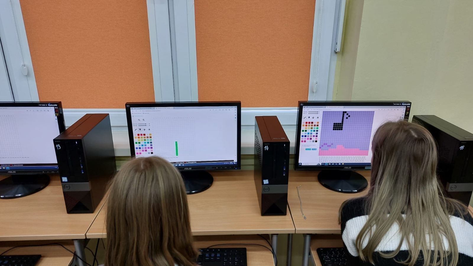 uczniowie 3a podczas kodowania