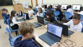 uczniowie 3a podczas kodowania