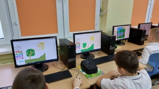 uczniowie 3a podczas kodowania