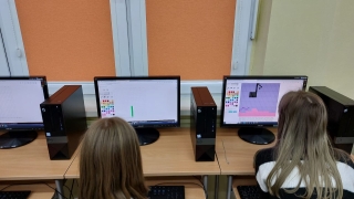 uczniowie 3a podczas kodowania
