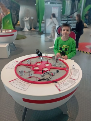 Dzieci w Centrum Eksperyment