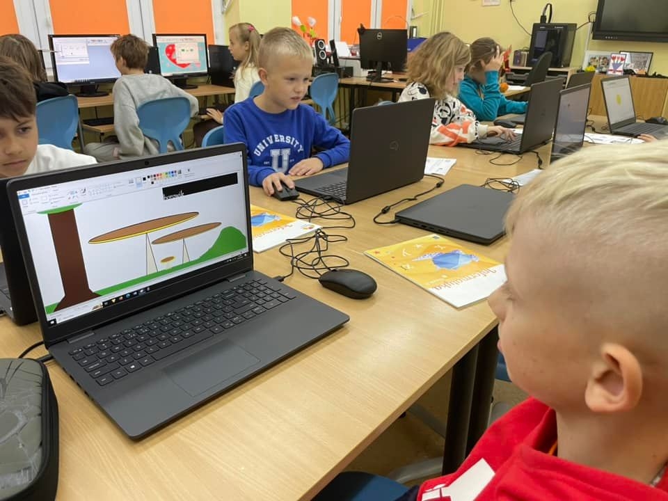 dzieci pracują na komputerach