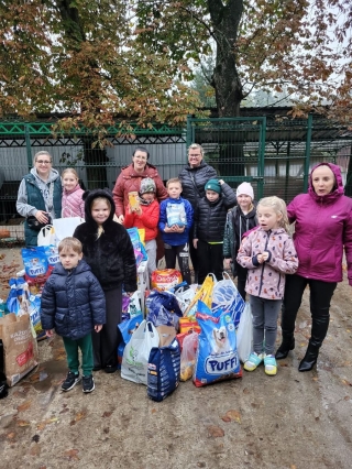 Uczniowie i nauczycielki przekazują karmę