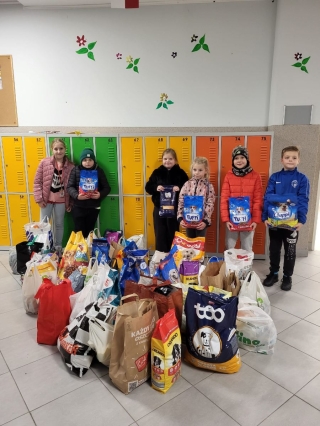 Uczniowie przekazują karmę