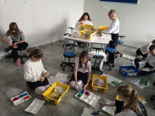 uczniowie korzystają z klocków Lego