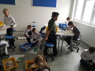 uczniowie korzystają z klocków Lego