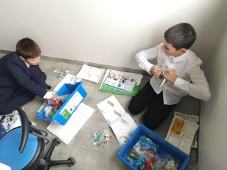 uczniowie korzystają z klocków Lego