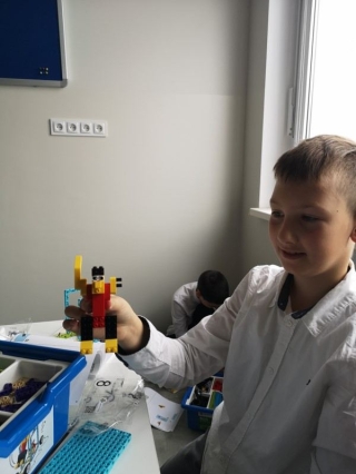 uczniowie korzystają z klocków Lego