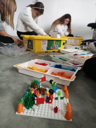 uczniowie korzystają z klocków Lego