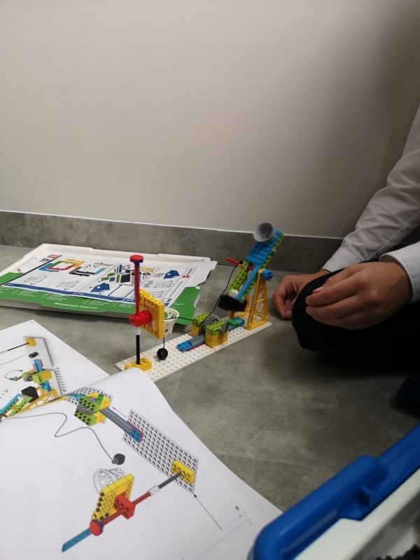 uczniowie korzystają z klocków Lego