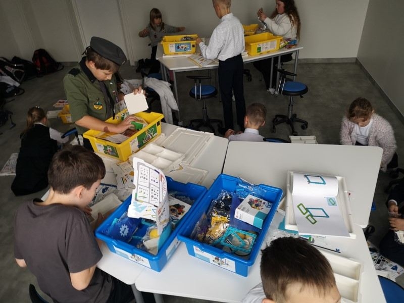 uczniowie korzystają z klocków Lego