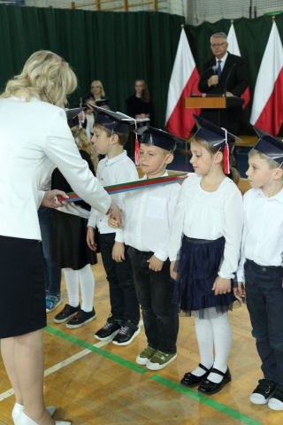 Pani Dyrektor  dokonuje PASOWANIA