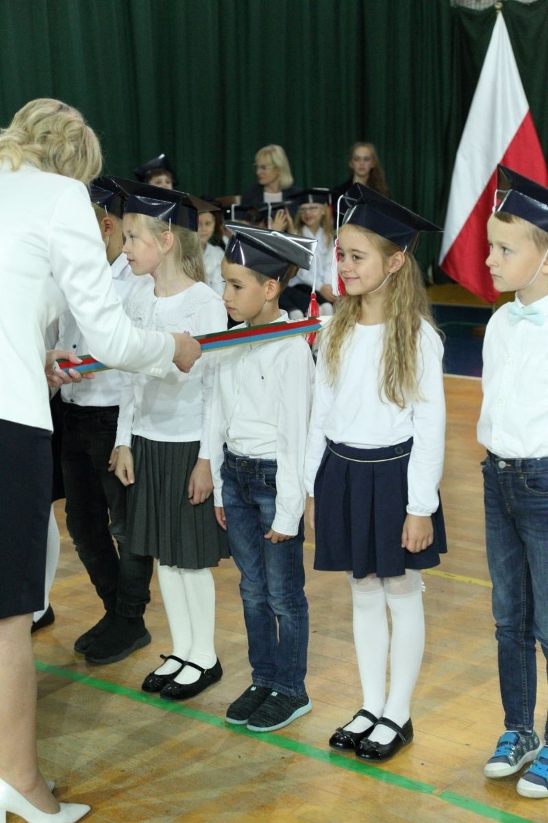 Pani Dyrektor  dokonuje PASOWANIA