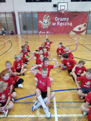 zawodnicy z klas 2-3 na płycie boiska