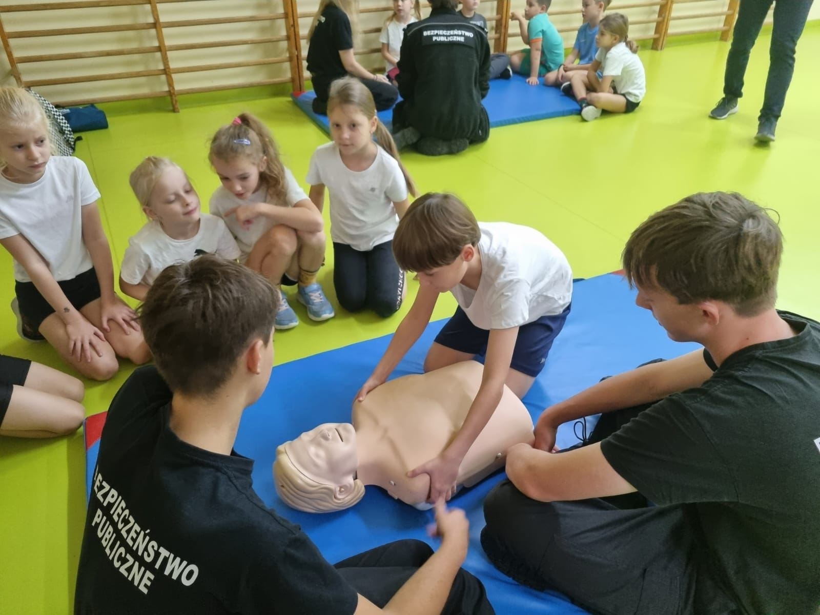 Dzieci uczą się pierwszej pomocy