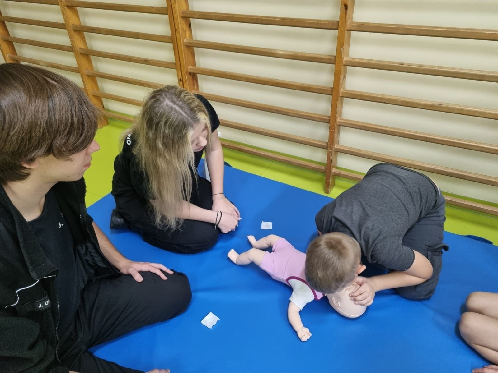 Dzieci uczą się pierwszej pomocy