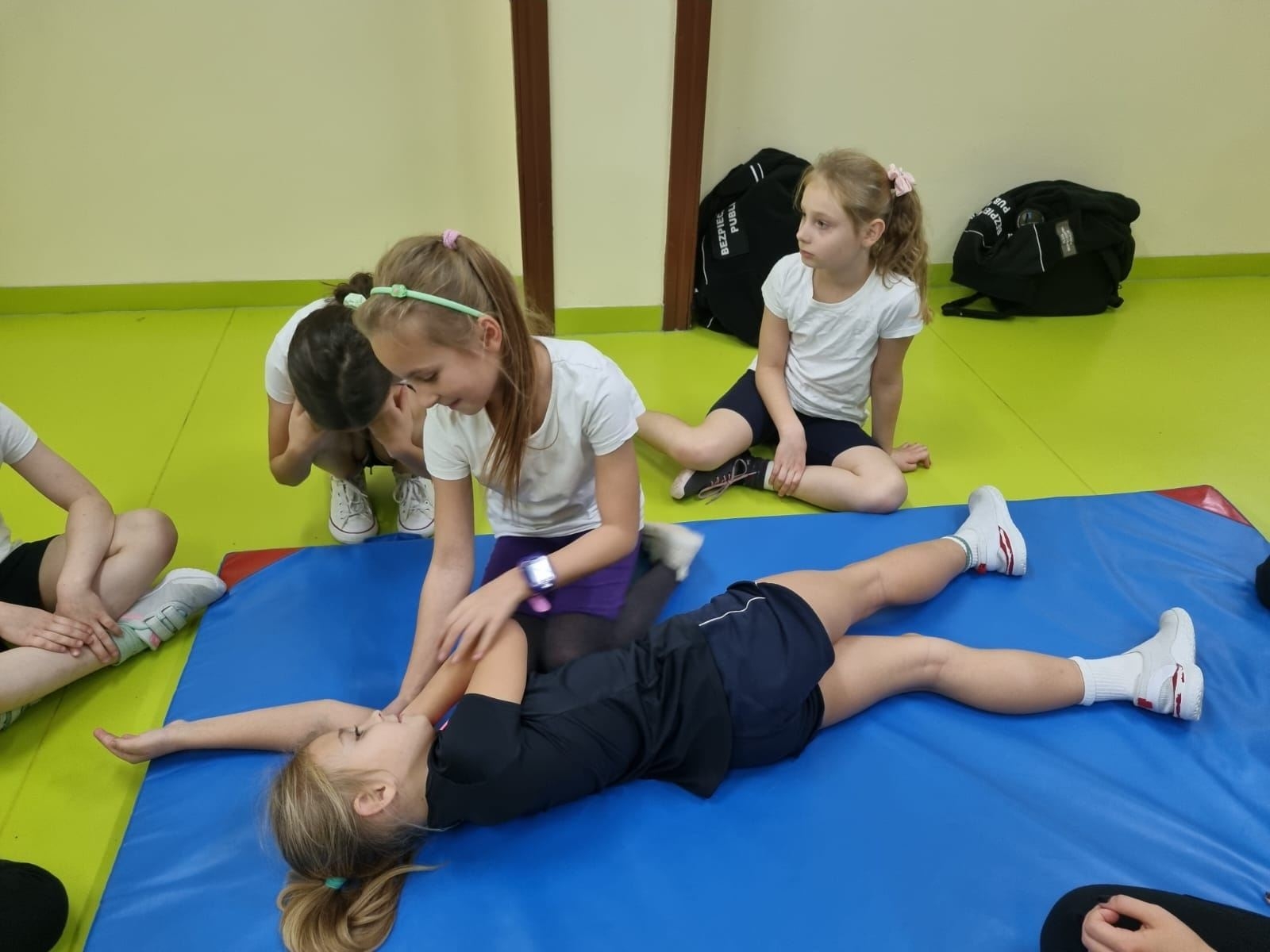 Dzieci uczą się pierwszej pomocy