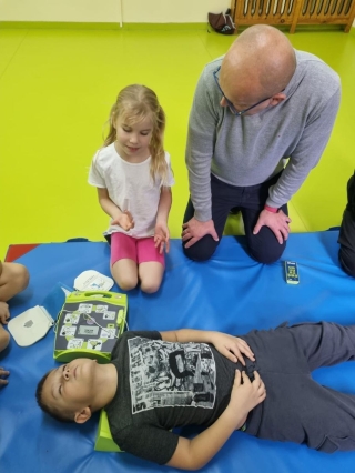 Dzieci uczą się pierwszej pomocy