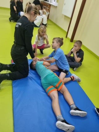 Dzieci uczą się pierwszej pomocy