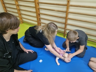 Dzieci uczą się pierwszej pomocy